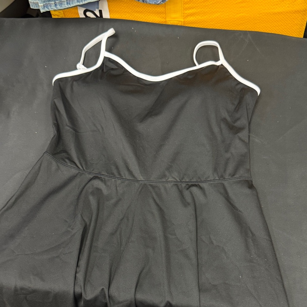 Attarco Women’s Black and White One Piece Athletic Dress size XL new padded bra